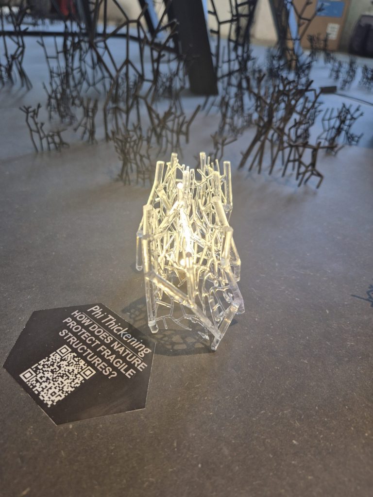 Expozícia predstavená počas Milan Design Week 2025 prekonala tradičný rámec obyčajnej prehliadky nábytku a stala sa vizionárskym vyhlásením. Jej otvorený a fluidný priestor predstavuje interpretáciu budúceho pracovného prostredia, ktoré je fundamentálne postavené na poznatkoch a princípoch biomimetiky. Nejde len o imitáciu prírody, ale o hlboké pochopenie jej funkčných mechanizmov. Autori priestorového riešenia Zuzana Tončíková, Marián Ihring, Roman Nôta, Júlia Kaštierová. Foto: Zuzana Tončíková