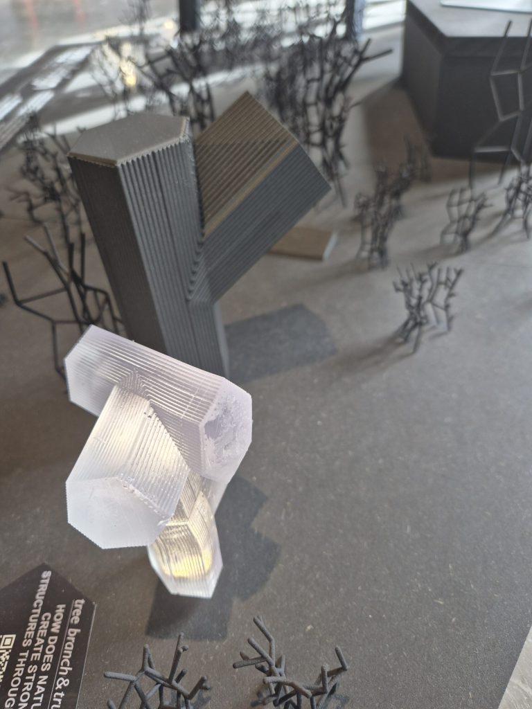 Expozícia predstavená počas Milan Design Week 2025 prekonala tradičný rámec obyčajnej prehliadky nábytku a stala sa vizionárskym vyhlásením. Jej otvorený a fluidný priestor predstavuje interpretáciu budúceho pracovného prostredia, ktoré je fundamentálne postavené na poznatkoch a princípoch biomimetiky. Nejde len o imitáciu prírody, ale o hlboké pochopenie jej funkčných mechanizmov. Autori priestorového riešenia Zuzana Tončíková, Marián Ihring, Roman Nôta, Júlia Kaštierová. Foto: Zuzana Tončíková