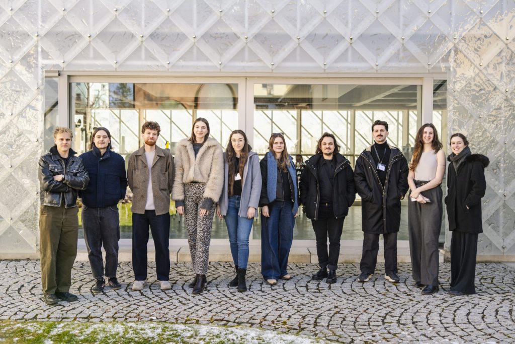 Účastníci novej kolekcie Beyond Glass pred HQ – LASVIT v Novom Bore (zľava): Ondřej Čižmář, Adam Trup, Petr Brancuský, Barbora Hagarová, Klára Valušková, Barbora S. Babocká, Alexander Kupko, Dávid Valovič, Sára Kordová, Karolína Kučerová. Foto: Adam Šakový